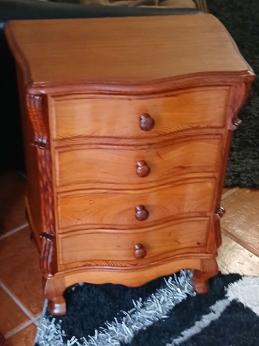 Vendo CAMISEIRO com 4 gavetas em muito boa madeira MACIÇA como novo.