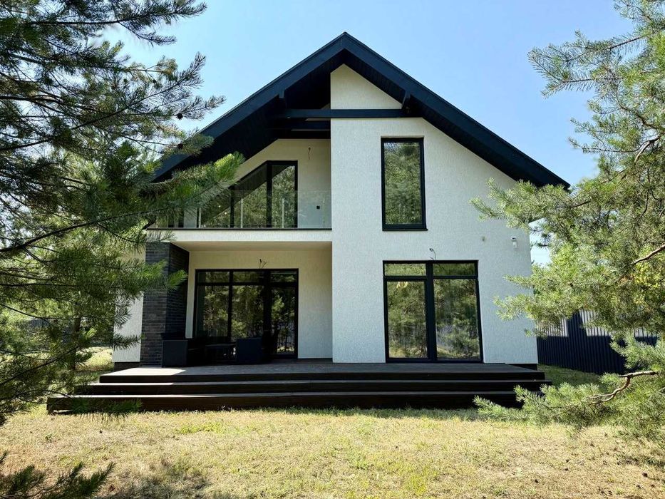Двоповерховий будинок. 10 км від центру міста.Дизайнерський ремонт.