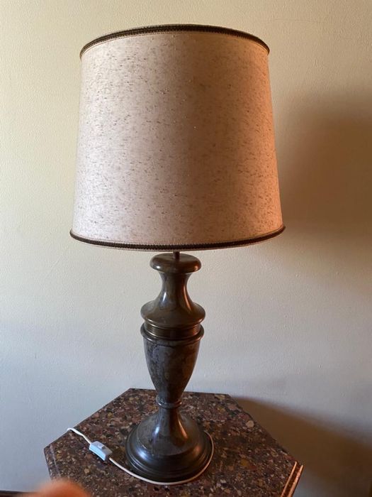 Grande Candeeiro de mesa em marmore com abajur em tecido