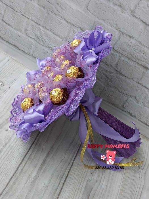 Фиолетовый букет из конфет Ferrero Rocher з цукерками