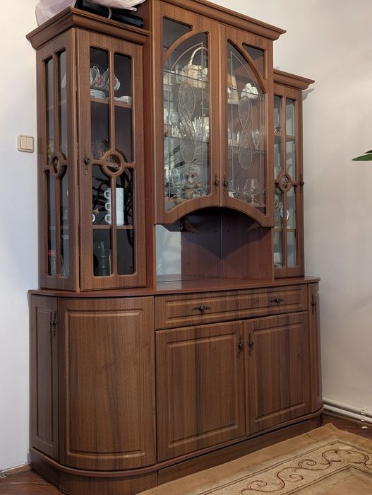 Сервант, вітальня, шафа для посуду.