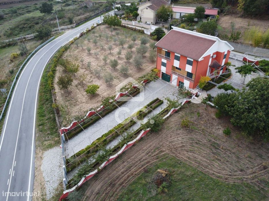 Moradia isolada com terreno de grandes dimensões junto á Estrada Nacio