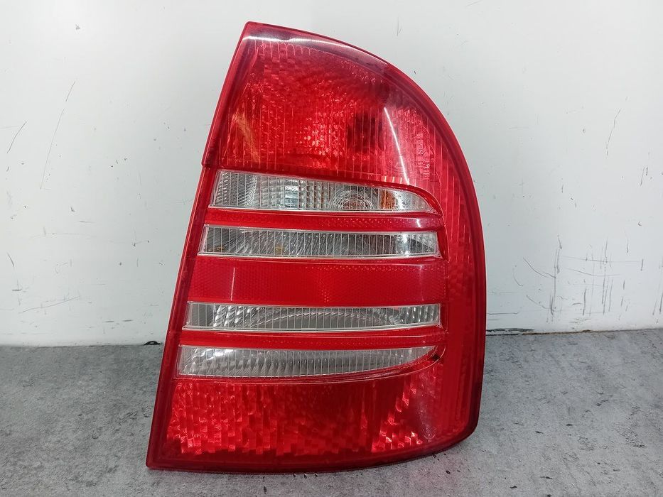LAMPA TYLNA PRAWA SKODA SUPERB I SEDAN