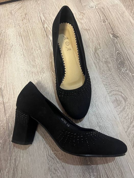 Нові шльопанці та елегантні туфлі