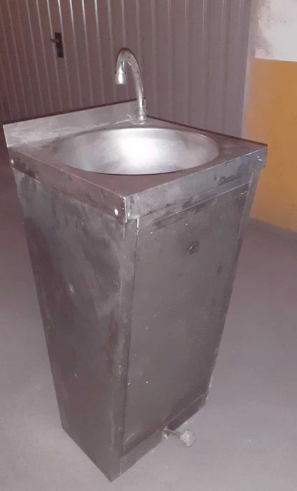 Lavatório em Inox com pedal