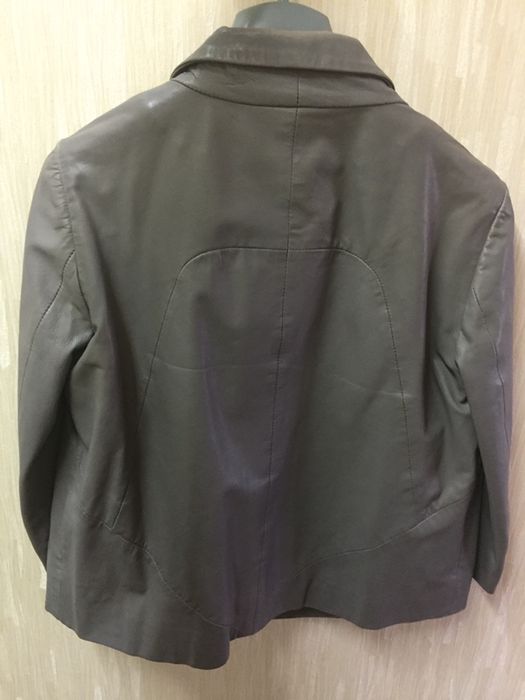 Кожаная серая куртка NAF NAF (36р)