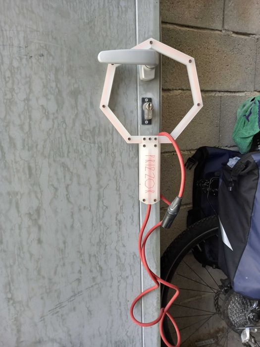 Antena magnética para escuta eletromagnética.
