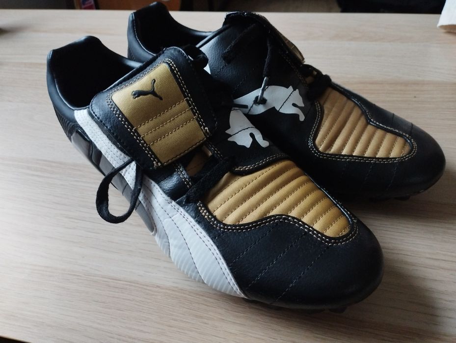 Buty do gry w piłkę nożną.
