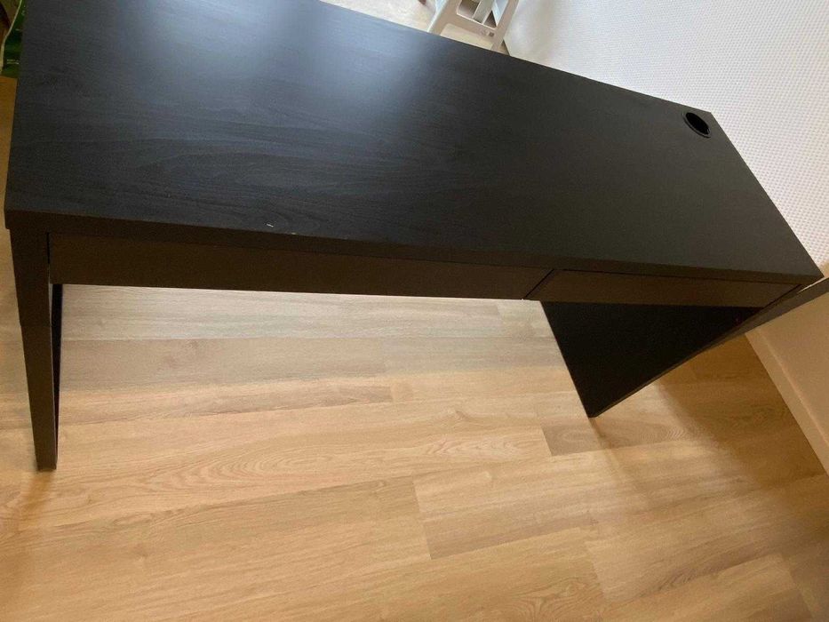 Secretária IKEA MICKE 142×50 cm, preto-castanho.