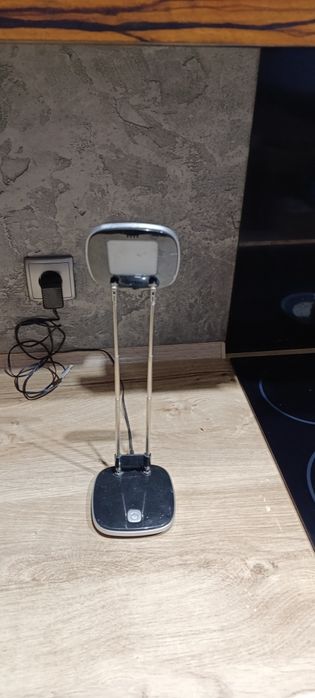 Lampka biurkowa regulowana.