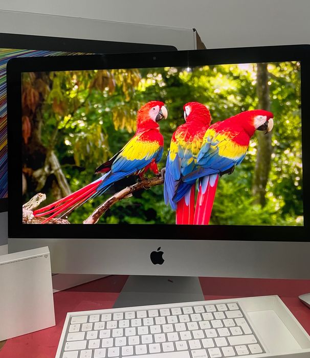 iMac 2019 4K 6 Core Sequoia em caixa com teclado e rato magic apple