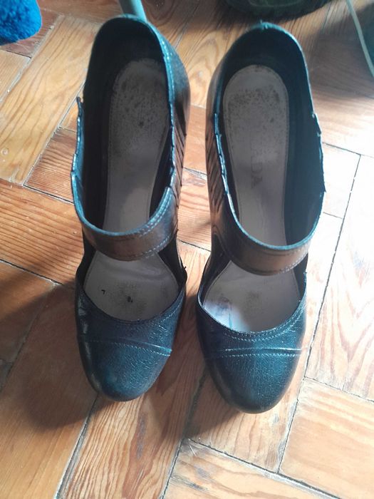 Calçado PRADA com pouco uso nr 37 em preto e outro nr 36,5 em azul