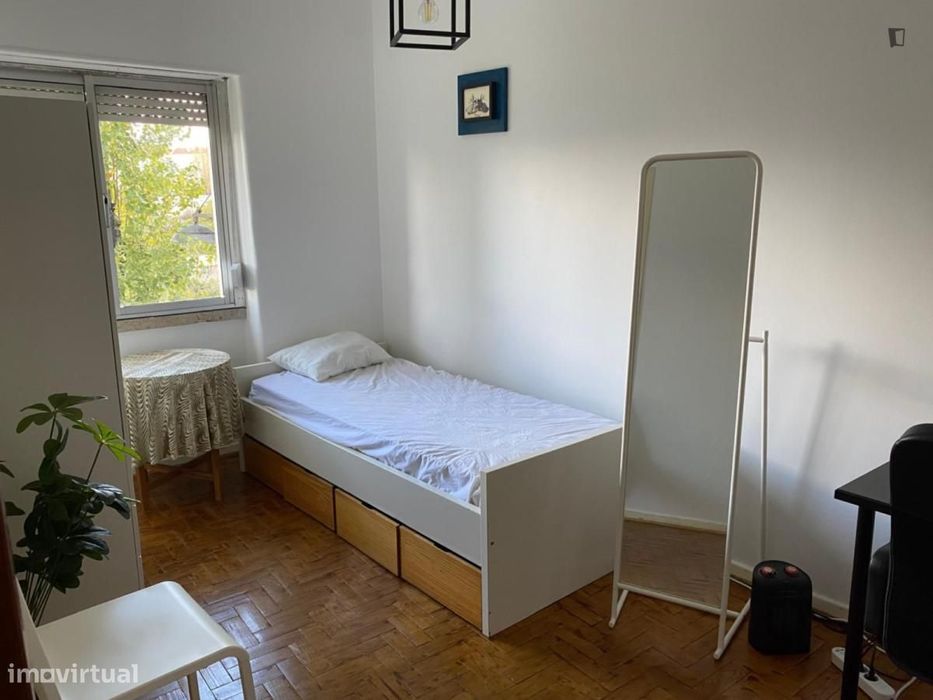 Quarto - localizado em Amadora Lisbon