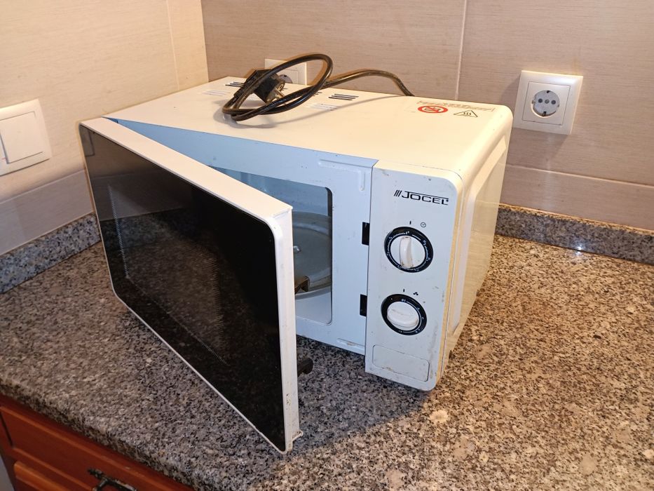 Microondas marca JOCEL capacidade 20 litros a funcionar perfeitamente