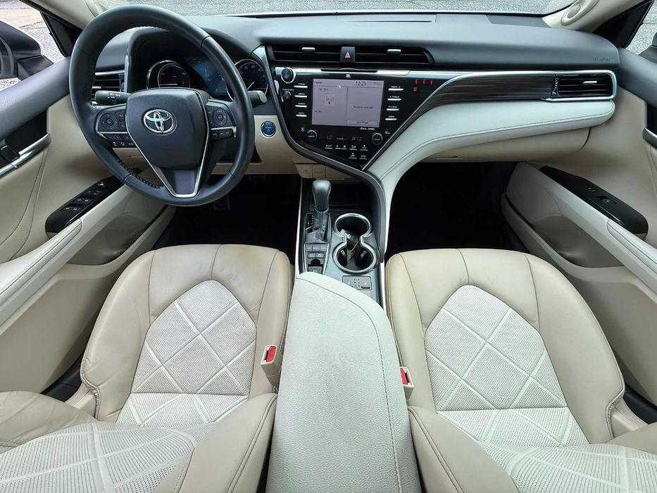 Toyota Camry Hybrid      2019