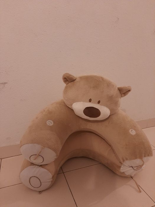 Sofá/banco para bebés se sentarem.