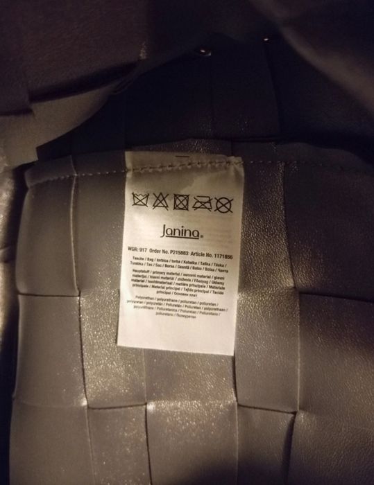 Czarna torebka z zapięciem na magnes