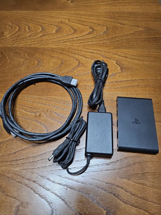 PS4 PRO + 3 comandos + câmara de vídeo + PSTV e vários acessórios incluindo todos os cabos e  auricular sem uso