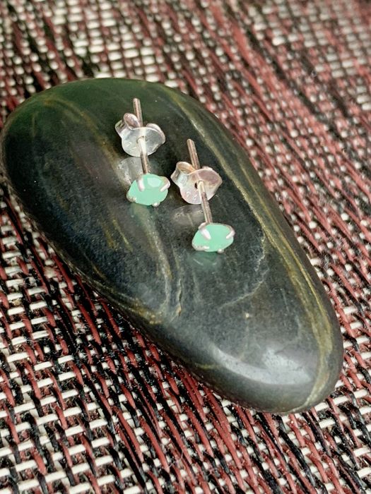 Сережки гвоздики з природними изумрудами срібло 925