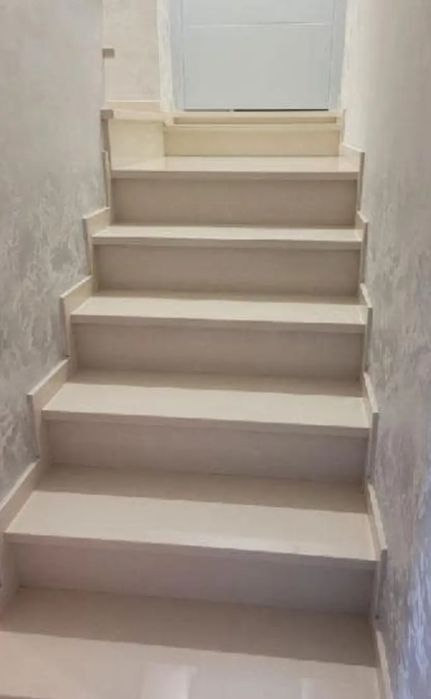 Schody parapety z kamienia granitu marmuru lub konglomeratu
