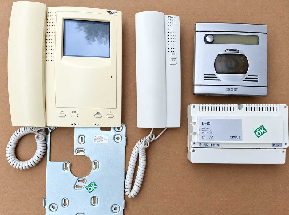 Vídeo Porteiro TEGUI, com monitor interior, telefone adicional, placa exterior com câmara e fonte de alimentação