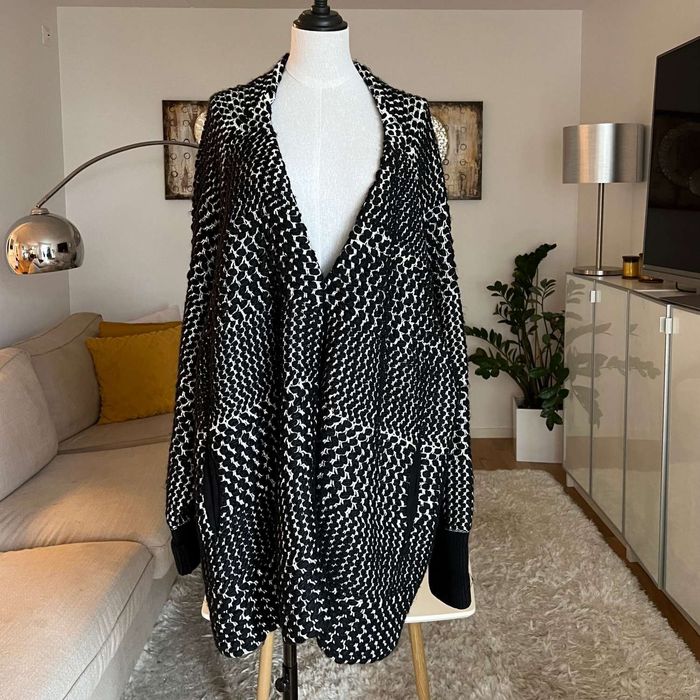 PROMOCJA Stylowy oversize'owy czarno-biały płaszcz z dzianiny H&M z we