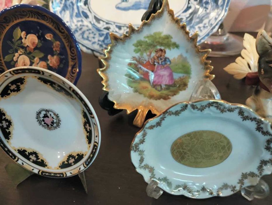 Peças decorativas de vitrine e azulejo humorístico