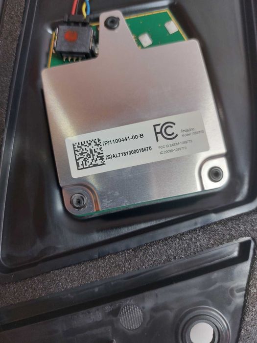 В продаже! Стойка LH | RH с камерой  на Tesla Mode 3 18-23