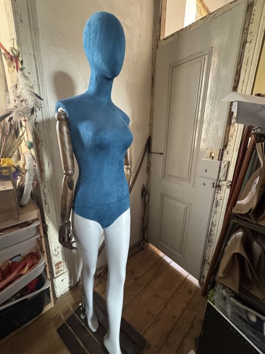 Manequim com braços madeira e base