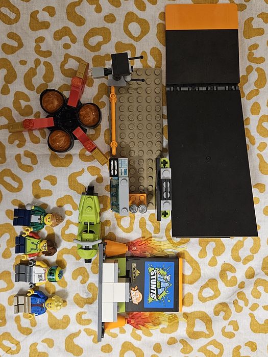 Lego oficial. Acrobacias e entrevistas.