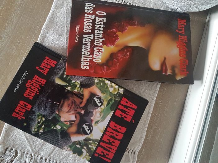 Livro "O Estranho Caso das Rosas Vermelhas"