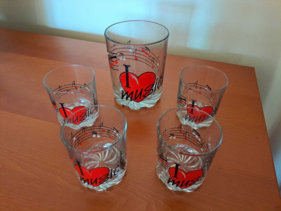 Conjunto de copos e balde de gelo