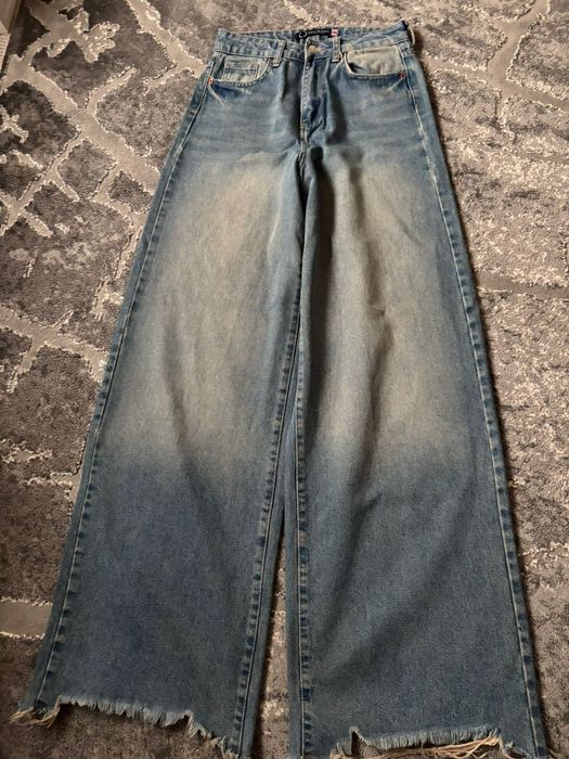 Джинси труби на дівчину