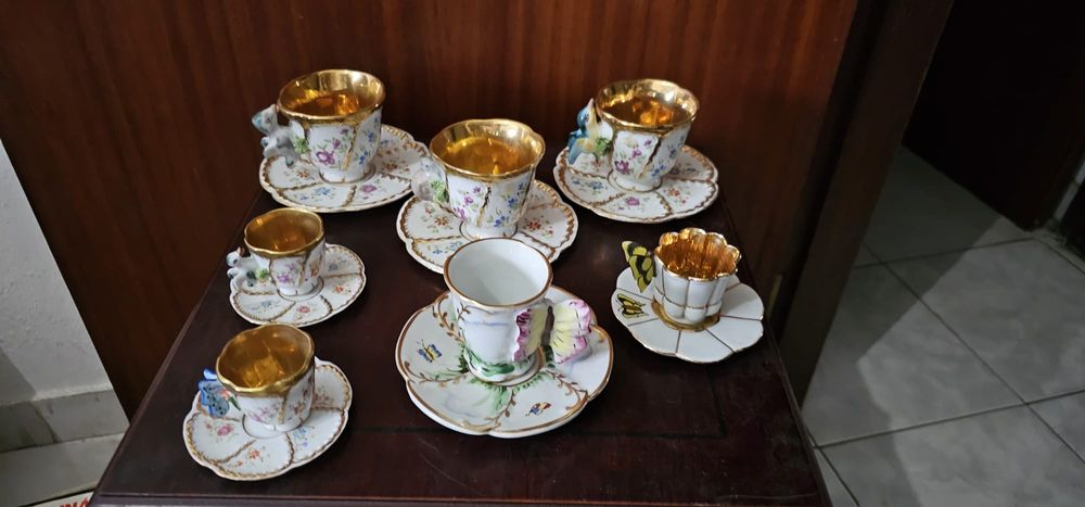 Conjunto de Chávenas de Porcelana, incluindo várias Limoges
