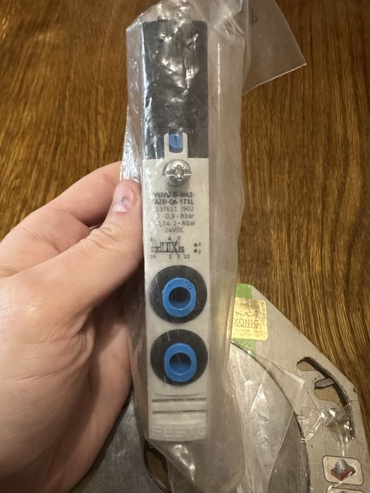 Пневморозподільник Festo пневмораспределитель VUVB-S-M42-AZD-Q6-1T1L