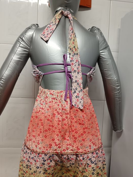 Vestido de senhora
O tamanho corresponde a um Menhora