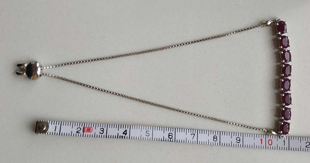 Srebrna bransoletka z rubinami, regulowana.
