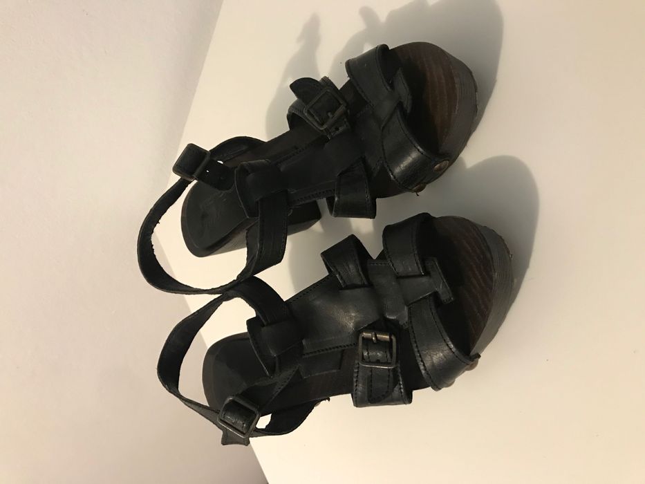 Sandálias pretas de salto alto