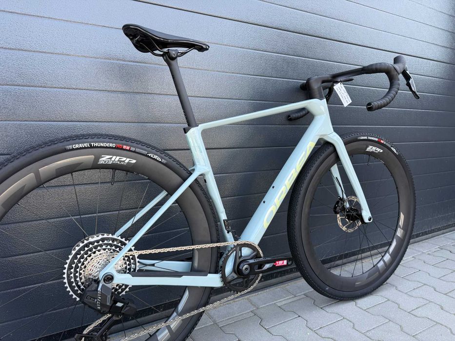 Rower gravelowy Orbea Terra M31e Koła ZIPP 303 XPLR Frozen Concrete