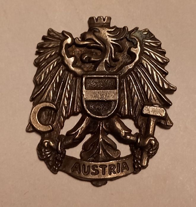 Orzełek Austria 2,6cm godło po 1945roku sierp młot rozerwane łańcuchy
