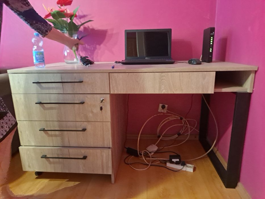 Biurko jak nowe.
