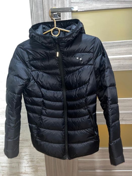 Куртка жіноча одягалась декілька разів в відмінному стані