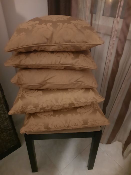 Almofadas douradas sofá ou outra decoração