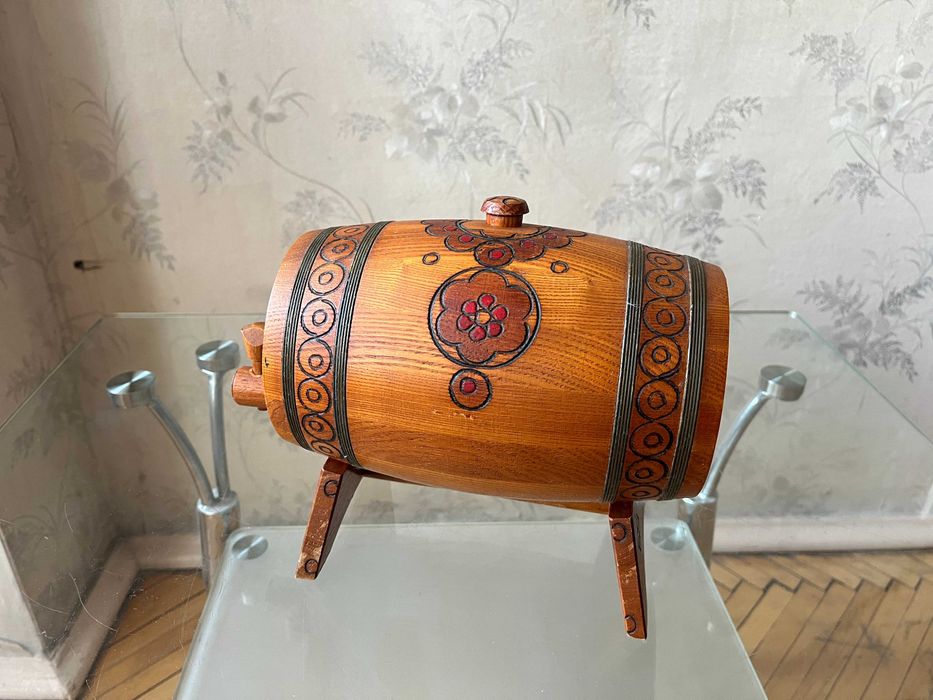 Деревянный бочонок из карпатского дуба, украшенный резьбой и росписью.