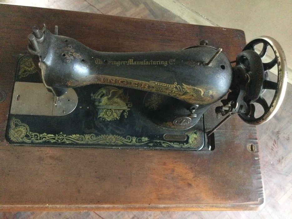 Máquina de costura SINGER antiga