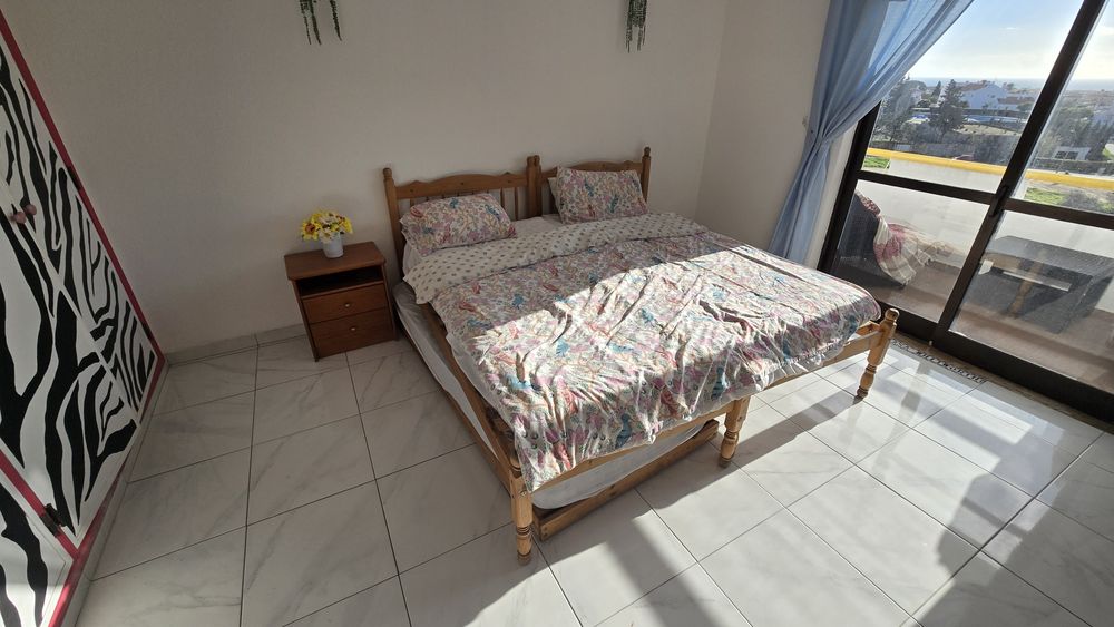 4 camas solteiro + 2 mesas de cabeceira