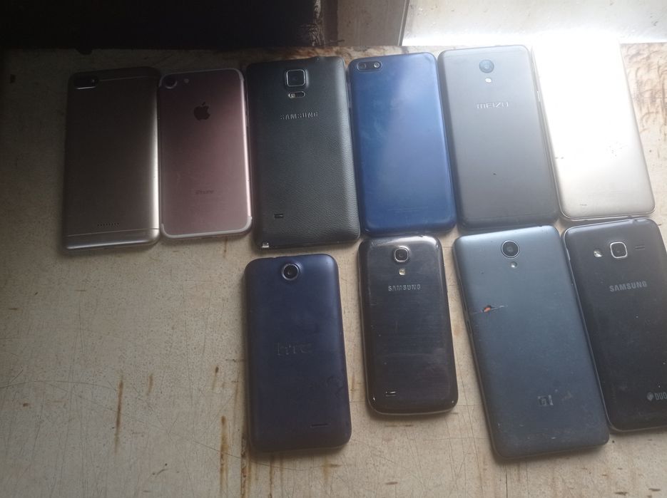 Продам лот телефонів,під відновлення,або на запчасті.