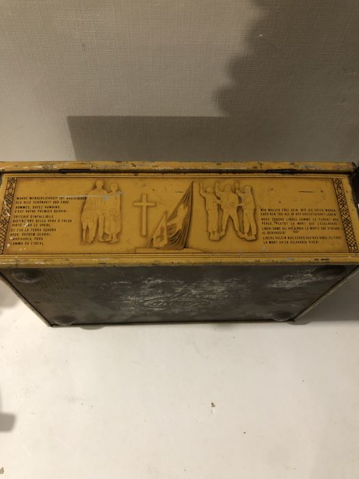 Caixa metálica antiga