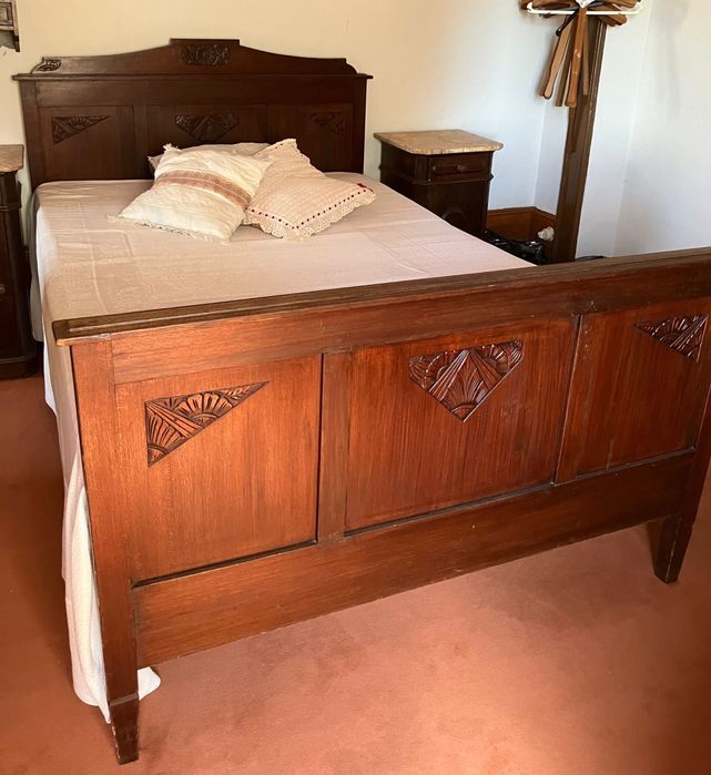 Cama vintage em madeira maciça