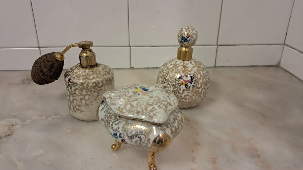 Conjunto porcelana frasco, garrafa, frasco perfume e taça